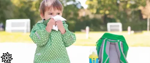 Criança resfriada limpa o nariz com lenço. É comum que as crianças peguem doenças na escola, mas há algumas formas de protegê-las