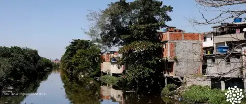 Desafios relacionados ao saneamento e às condições de moradia impactam a exposição ambiental de crianças